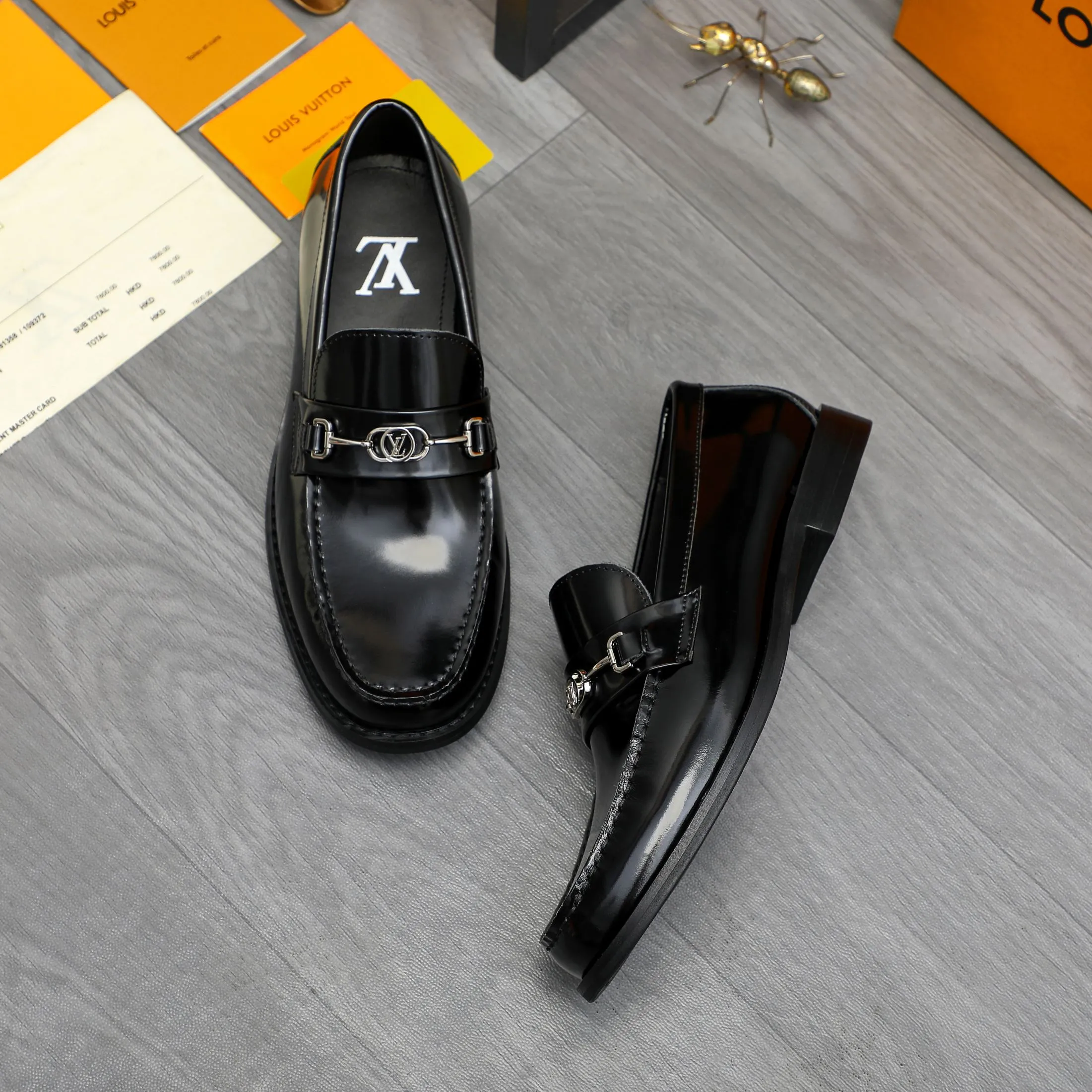 Men's shoes 💰p460 Product trademark: LV (Louis Vuitton) business slip-on leather shoes. Regular size: 38-45 (45 is custom-made and non-returnable) Product materials: Selected high-quality pearlescent cowhide upper, cowhide lining, original rubber outsole